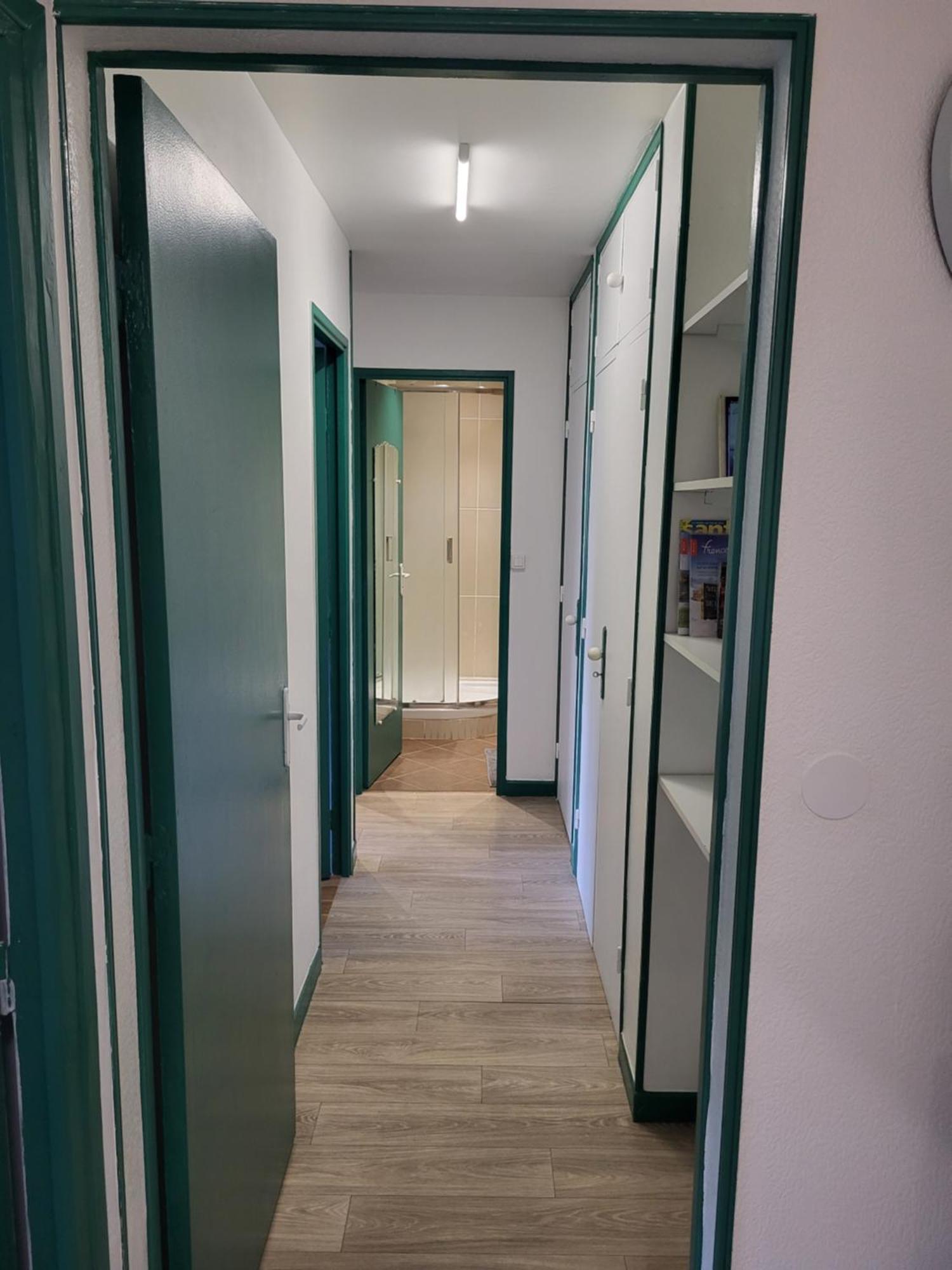 Private Room-4 In Hannana Apartment- 2 Min Walk To Tram 12 Min To Train Station 15 Min To Massena Place Homestay *