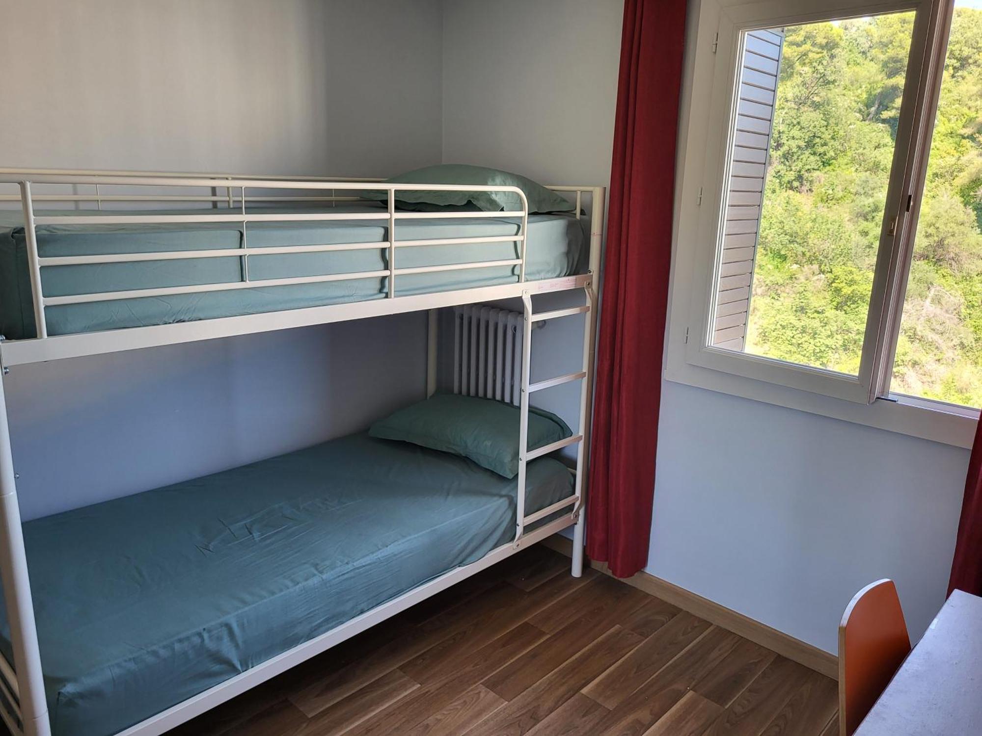 Private Room-4 In Hannana Apartment- 2 Min Walk To Tram 12 Min To Train Station 15 Min To Massena Place *